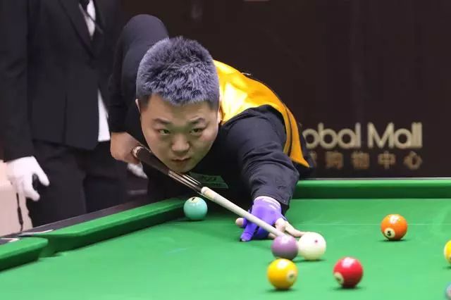 他在发球台 他在发球台